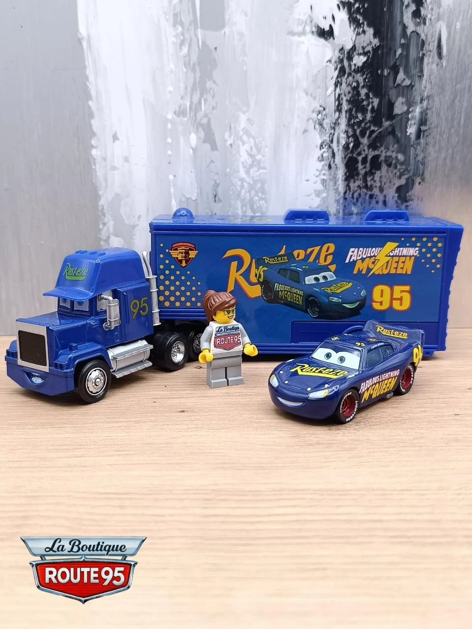Camion Cars Flash McQueen + voiture – Jouet neuf